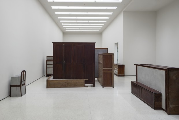Installation view: Doris Salcedo, Solomon R. Guggenheim Museum, New York, June 26–October 12, 2015 Photo: David Heald¬ © Solomon R. Guggenheim Foundation  